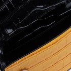 Сумка жен 17*5*10, отд на клапане, длин ремень, крокодил лак, черный/коричневый - фото 800982804