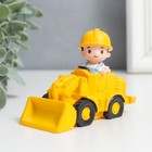 Сувенир полистоун "Малыш-строитель на тракторе с ковшом" 7,5х4х7,7 см