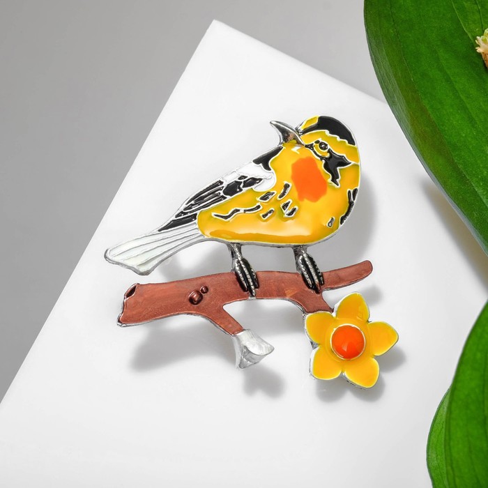 Брошь мультяшная "Птица" на ветке с цветком, цвет жёлто-оранжевый в чернёном серебре - фото 4039786