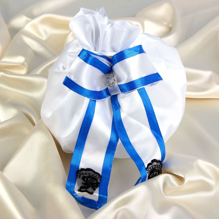 Сумочка невесты атласная, белая с синей окантовкой
