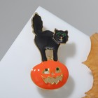 Брошь "Хэллоуин" взъерошенный кот на тыкве, цвет чёрно-оранжевый в золоте - фото 5221251
