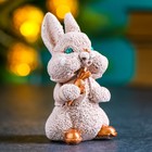 Фигура "Кролик с морковкой" бежевый, 9х5х5см - фото 7998746