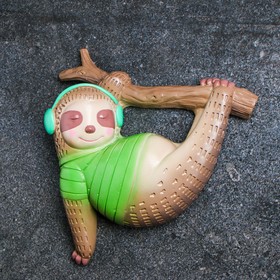 Настенный декор "Ленивец в наушниках на ветке" зеленый, 20х19см