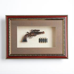 {{photo.Alt || photo.Description || 'Револьвер в раме, с прицелом, багет золото узор, пули,  28х38 см'}}
