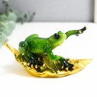 Сувенир полистоун лак "Лягушка на золотом листе" 7,5 см - фото 7002300