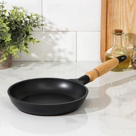 200 / 40mm frying pan with wooden handle AP. 