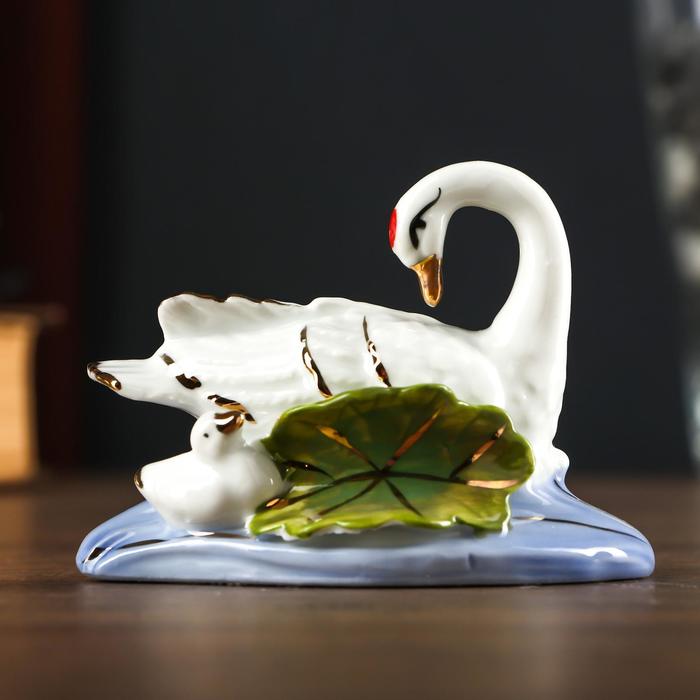 Сувенир керамика "Лебедушка с деткой на пруду" 7х9х5,5 см