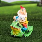 Садовая фигура "Гном с лягушкой", разноцветная, гипс, 26х18х29 см, микс - фото 6553045