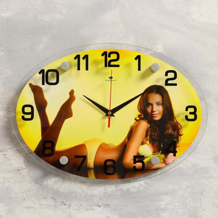 Часы настенные овальные "Девушка в желтом купальнике", 24х34 см микс
