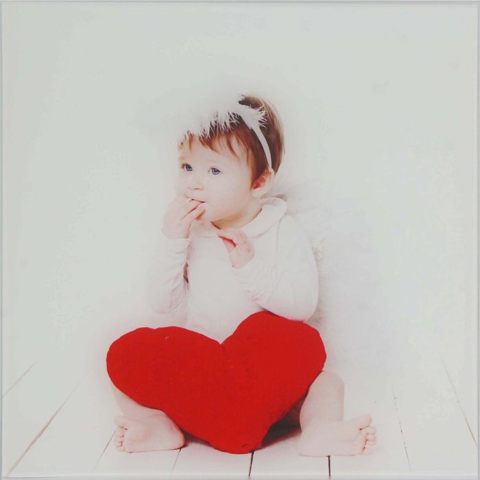 Картина на стекле "Ребёнок с сердцем"