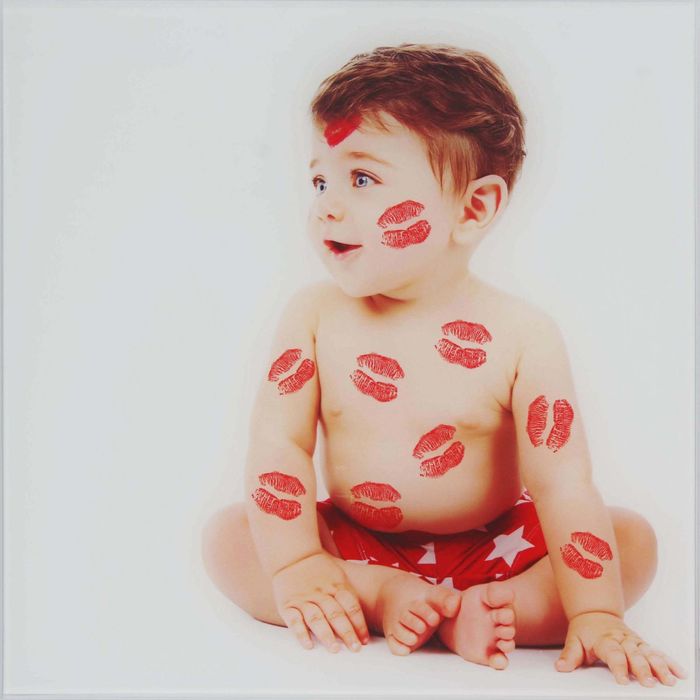 Картина на стекле "Ребёнок в поцелуях"